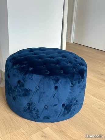 Pouf en velour capitoné bleu