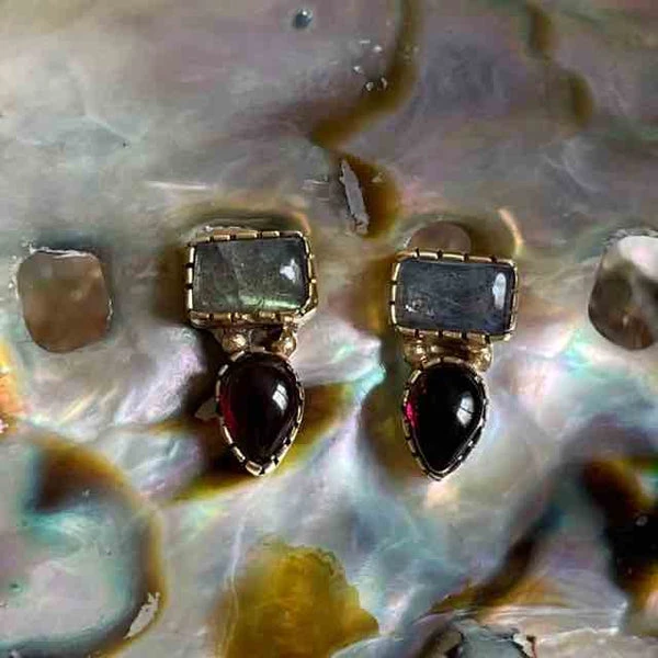 LONI Boucles d'oreilles Grenat et Labradorite