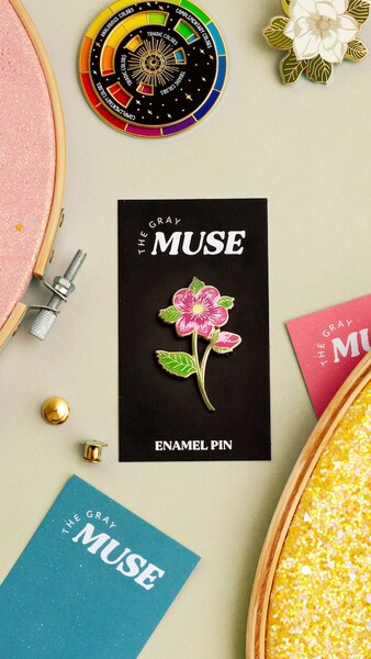 Épingle en émail d’hellébore, cadeau d’éperon d’hellébore, épingle d’amour de fleur, badge d’éperon d’hellébore, épingle à broche d’archébore, accessoire botanique, épingle à sac à dos