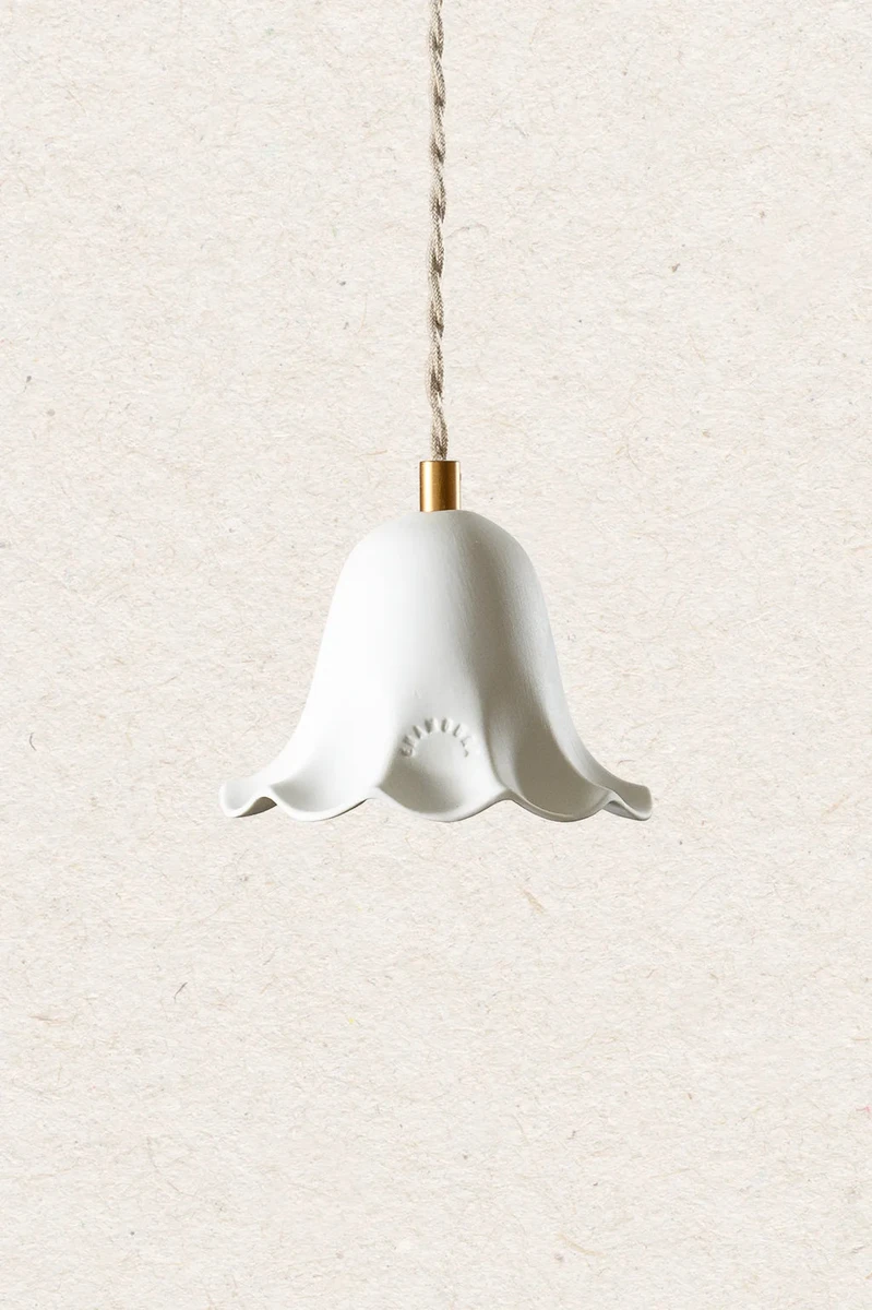LILI - Porcelaine Biscuit - Suspension en applique - Potence laiton vieilli