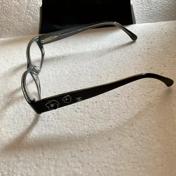 Lunettes Chanel vintage fleurs incrustées sur les branches