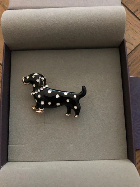 Broche femme chien