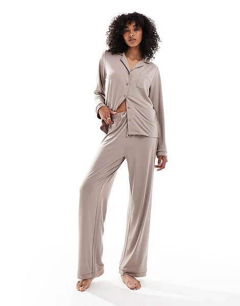Loungeable - Pyjama en jersey ultra doux avec haut à revers et pantalon large à liserés - Vison