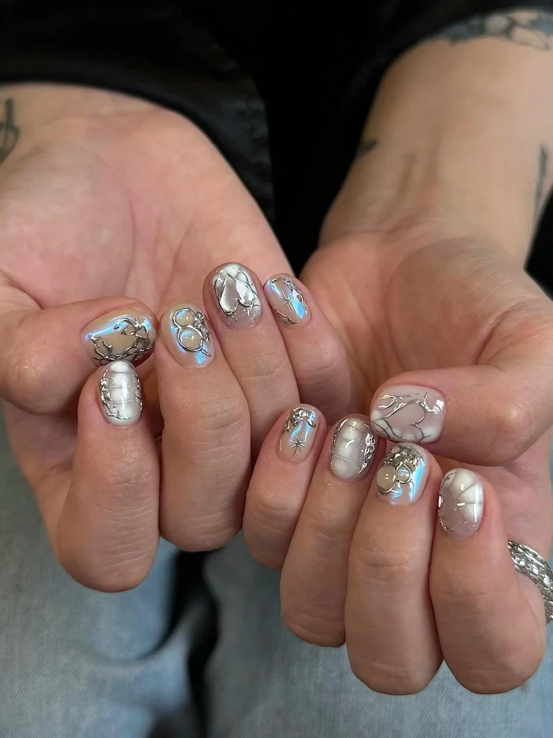 Ongles blancs ombrés pressés Petits ongles/ongles écaille/ongles argentés 3D/clous Aurora/Duo ongles chrome/ongles doux et cool