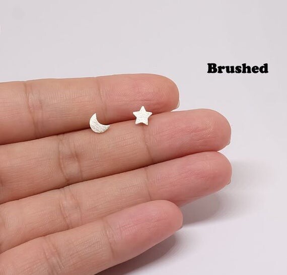 Lune et étoile Stud boucles d’oreilles, boucles d’oreilles minimales, petits bijoux, boucles d’oreilles unisexe, dépareillées en argent sterling bijoux ER-S 01025