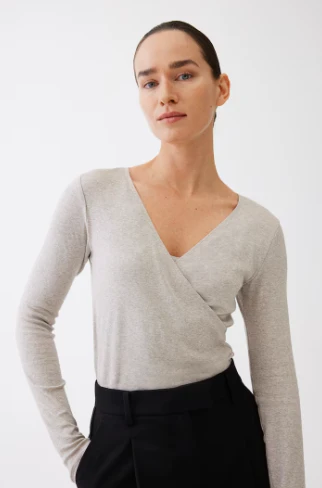 Des tops croisés pour l'aillaitement, le peau à peau que l'on peut encore mettre après à la maison par exemple 