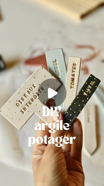 Léa • Décoratrice, illustratrice & DIY on Instagram: "Des étiquettes effet céramique pour le potager 🌱Un nouveau tuto argile autodurcissante trop facile pour identifier vos semis (ou les protéger des oiseaux 🤭)Commentez « TUTO » pour recevoir la shopping list !Je trouve que c’est une façon toute simple mais ravissante pour agrémenter le jardin avec vos enfants (ou pas !)J’espère que ça vous plaira, et n’hésitez pas l’envoyer à vos amis jardiniers ❤️#argileautodurcissante #airdryclay #potager #diy #argile"
