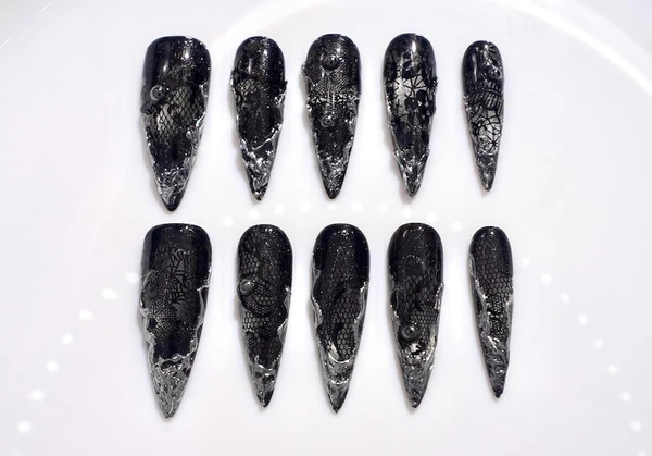 Presse-ongles style gothique noir | Texture dentelle argentée | Effet cristal de glace | Nail Art sombre et élégant | Ongles d'Halloween
