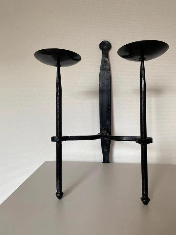 Vintage castiron tweearmige kandelaar voor aan de wand