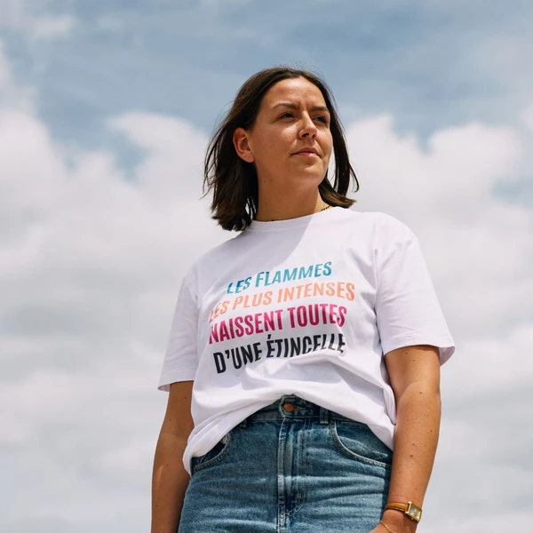 T-shirt blanc - Les flammes les plus intenses naissent toutes d'une étincelle • Boutique ONU Femmes