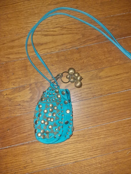 Mini bourse antik batik vert et bijoux dorés