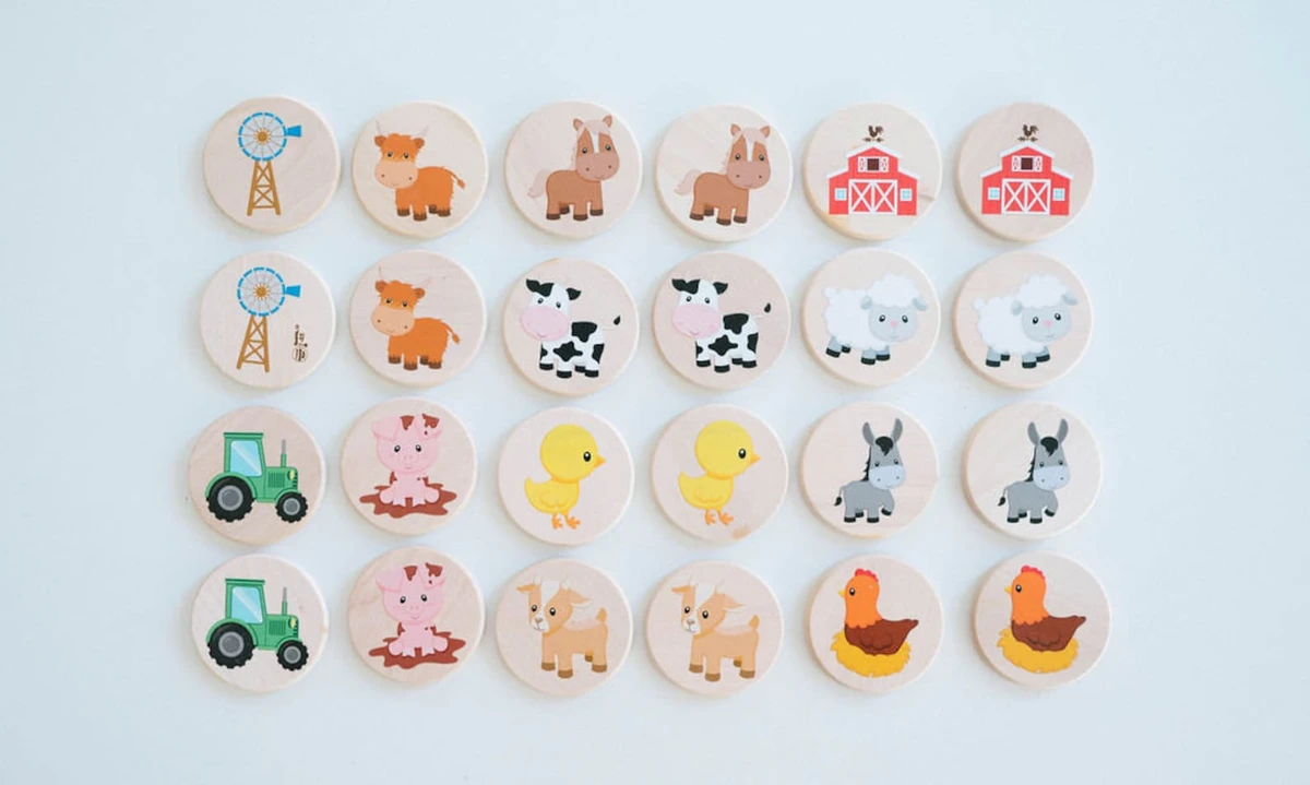 Jeu d'associations de souvenirs en bois à la ferme pour les enfants, l'école à la maison et les agriculteurs d'âge préscolaire