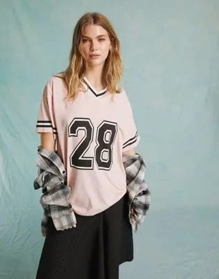 Miss Selfridge - Top de football oversize à imprimé graphique avec manches courtes et col en V - Rose