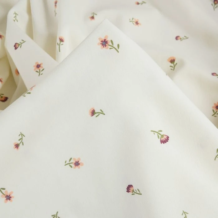 Jersey fin petites fleurs – écru | Tissu doux et extensible en coton