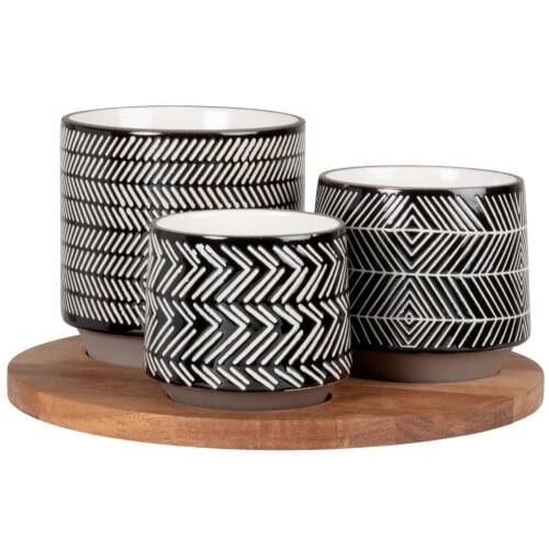 Coupelles apéritives en grès motifs noirs et écrus (x3) et plateau en acacia | Maisons du Monde