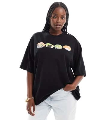 ASOS DESIGN Curve - T-shirt coupe boyfriend avec imprimé sushi - Noir