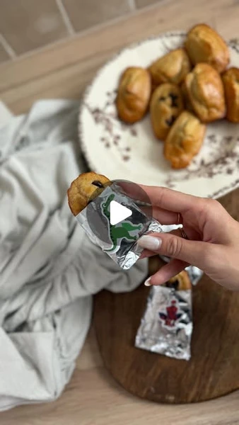 Coline 🤍 sur Instagram: "LA SOLUTION GRATUITE 🆓
Pas mal non ? Et tu peux faire n’importe quel gâteau
Recette madeleine -
2 œufs
50g de compote
80g de farine
1/2 levure
50g huile neutre ( ici huile d coco )
Pour la cuisson, le secret c’est de cuire pendant quatre minutes à 200° et ensuite passer le four à 180 pendant environ six minutes
Et comme ça vous avez une belle bosse et des madeleines ultra moelleuse
Bisouuus
#gouter #sanssucre"