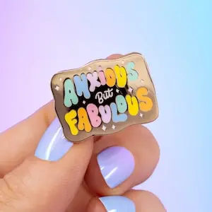 Épingle en émail anxieuse mais fabuleuse | broche de lettrage arc-en-ciel de message de motivation | citation de motivation de santé mentale décorative | accessoire de veste