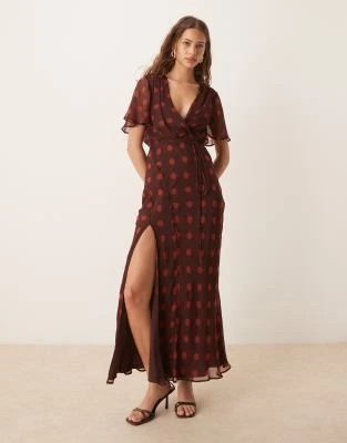 ASOS DESIGN - Robe portefeuille mi-longue à pois avec manches ange et surpiqûres - Rouge cerise