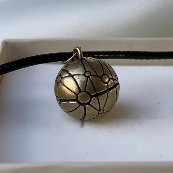 Collana con mappa del pianeta Orb, medaglione apribile con Morph all'interno
