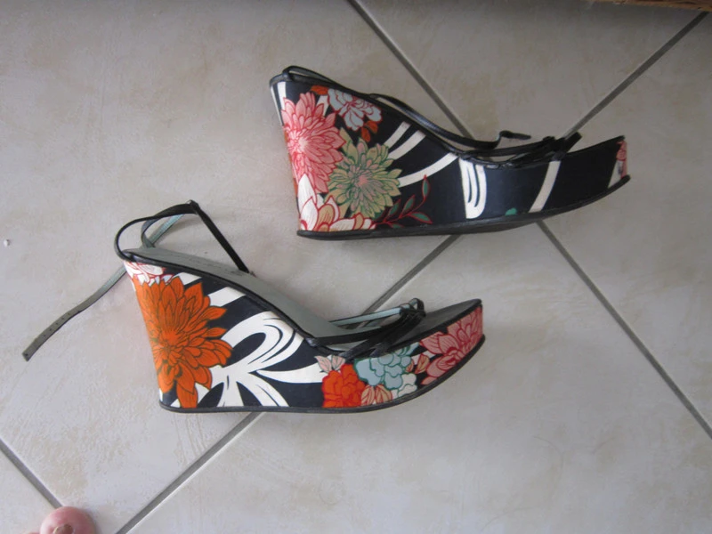 Très belles sandales Karen Millen