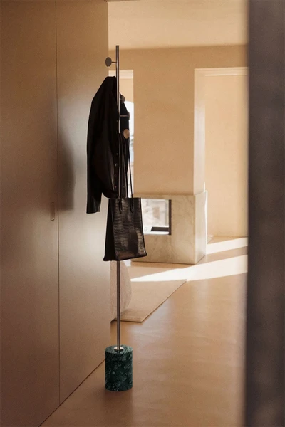 Porte-manteau sur pied en fer et marbre Drivela