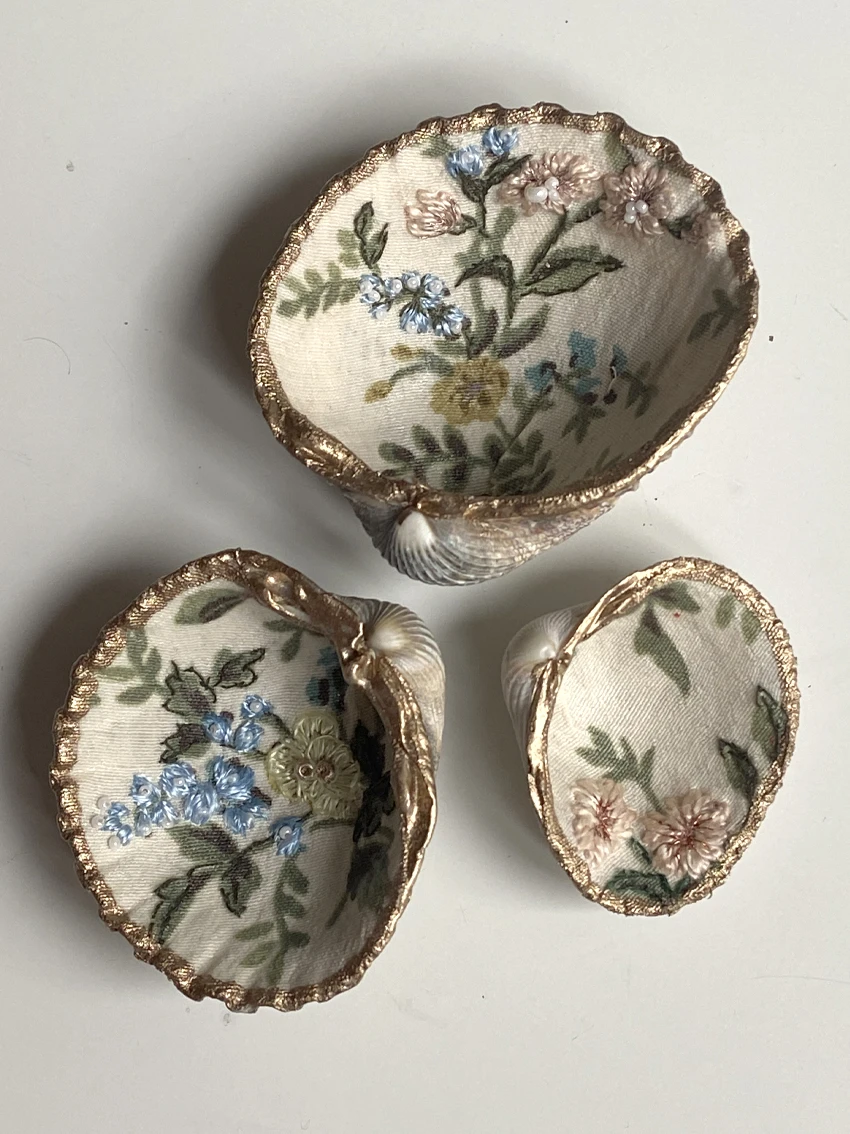Coquillages brodés "Fleurs bleues“ - CIRKULAR