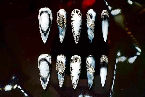 Presse noire et blanche personnalisée faite main sur les ongles | Motif fumée 3D avec gemme argentée | Nail Art gothique en marbre de l'an 2000 |
