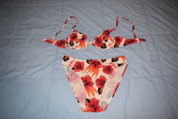 maillot de bain 2 pièces blanc à fleurs rouges, taille 40