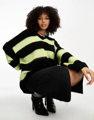 Exclusivité ASOS - AllSaints - Lou - Pull oversize à col en V et rayures - Noir et vert