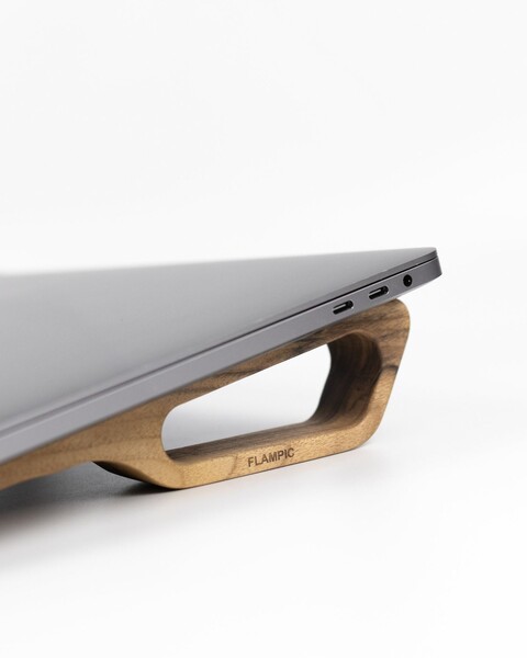 Pour l'ergonomie au travail : support de macbook en bois de noyer