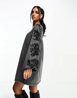 ASOS DESIGN - Robe babydoll courte brodée à manches longues - Gris délavé | ASOS