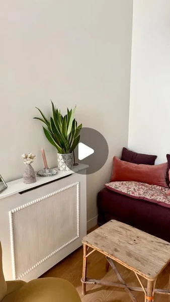 Au boulot ! on Instagram: "✨ Nouveau DIY à la maison ✨Je rêvais d’un cache-radiateur qui soit à la fois pratique et esthétique… alors je l’ai fabriqué moi-même 🤎Un peu de bois, quelques découpes et une bonne dose d’huile de coude, et voilà : un radiateur caché, mais surtout un vrai meuble déco qui habille la pièce.Et vous, vous aimez ce genre de projet qui allie utile et joli ? 🛠️🌿#DIY #CacheRadiateur #RénovationAppartement #DécoMaison #AvantAprès #TravauxMaison #IdéeDéco #AménagementIntérieur #AppartementAncien #InspirationDéco #Brocante #HomeInspiration #DécorationIntérieure #AstuceMaison #DIYDéco"