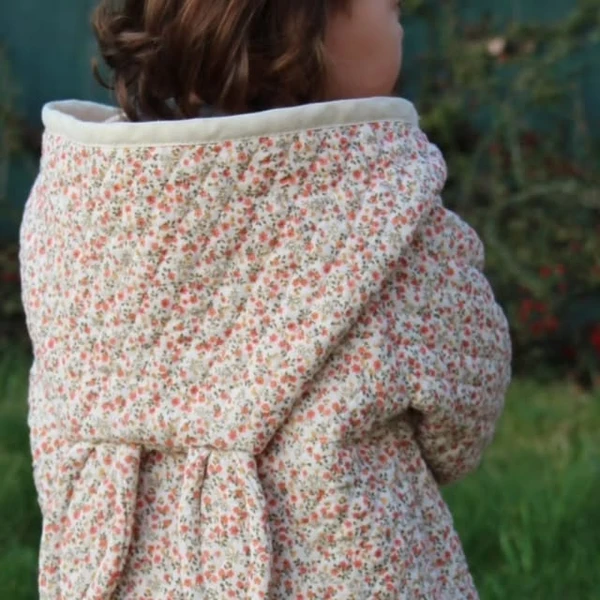 By Miou - Emmy VEGA sur Instagram: "Quelques photos de ma #grandourseikatee portée par une jolie demoiselle 🥰
@ikateecouture #ikateepatterns #ikateecouture #ikateegrandourse
Version capuche + oreilles de lapin
Tissus matelassé de chez @mondialtissus
#mondialtissus"