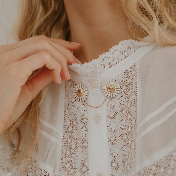 Broche col de chemise Marguerite