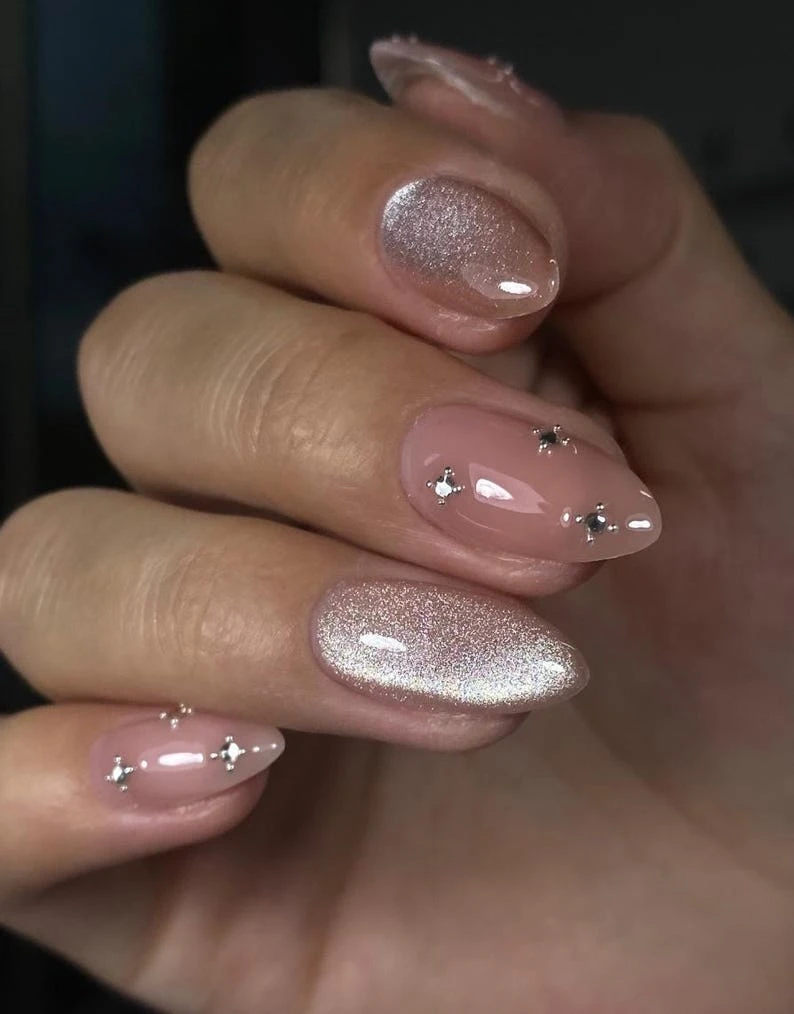 Ongles nude cateye pressés main, ongles courts en gel amande, ongles de mariage