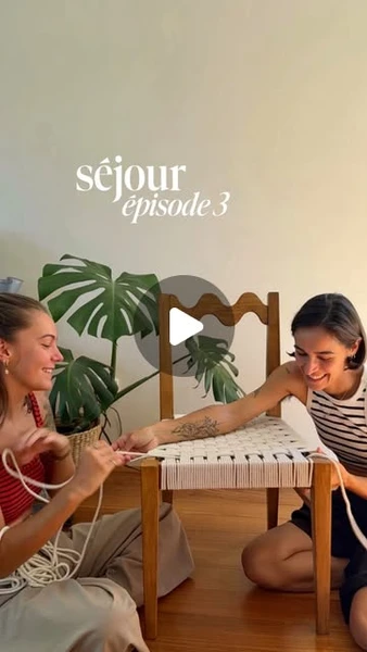 Mélissa & Alicia on Instagram: "Épisode 3 - Un mois, 30 DIYDans cette longue série on va passer un mois dans une maison à transformer des vieux meubles parfois en très mauvais état mais l’objectif est toujours le même : ne rien jeter ! ♻️On continue avec le remplacement de ces chaises grises par un nouveau DIY. C’était un gros défi car nous n’avions jamais customisé de chaises, on est assez fières de cette première transformation! On attend vos avis en commentaire! 🫶🏻#makeityourself #interiordesign #diyhomedecor #diy #upcycling"