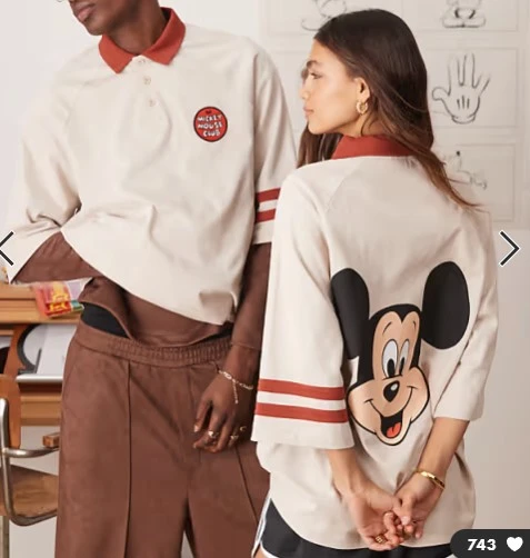 ASOS DESIGN - Disney - T-shirt unisexe oversize avec manches raglan et col polo à imprimés Mickey Mouse - Beige