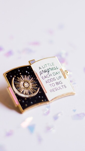 Carnet de croquis de progrès Épingle en émail, Épingle Galaxy, Épingle d’affirmation, Épingle en émail de lune, Épingle de veste en denim, Épingle en émail esthétique