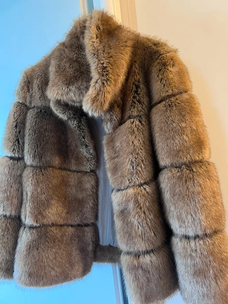 Petite veste fausse fourrure