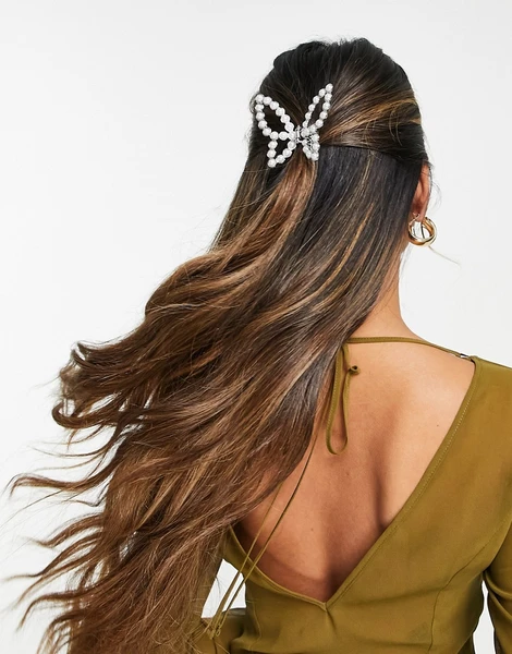 True Decadence - Pince à cheveux papillon ornée de perles fantaisie - Argenté