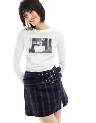ASOS DESIGN - T-shirt court de Noël à manches longues avec motif Love Actually sous licence - Blanc
