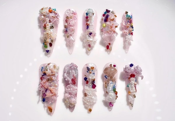 Ongles longs à presser floraux faits à la main de fée des jardins roses 3D avec candélabres et animaux | Décoration d'ongles unique peinte à la