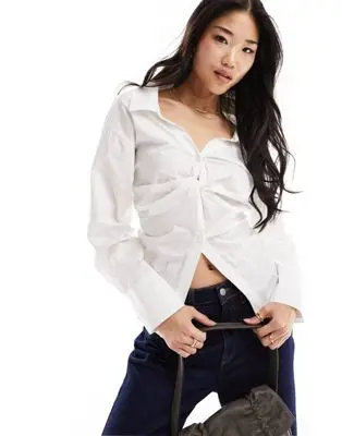 Bershka - Chemise torsadée devant style corset avec liens derrière - Blanc | ASOS
