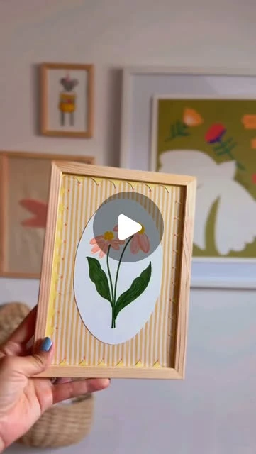 Valentine Vincenot 🐝 - DIY lover sur Instagram: "Créer une œuvre d’art à partir de rien… ou plutôt, avec juste ce que j’avais sous la main. ✨
J’ai toujours aimé cette contrainte créative qui m’oblige à faire avec ce que j’ai ! Maintenant je me pose la question de si je dois rajouter des détails sur le cadre … vous en pensez quoi ?
#CréationRécup #DécoBébéDIY #ArtDeFaireAvec #CréationLibre #ChambreBébé"