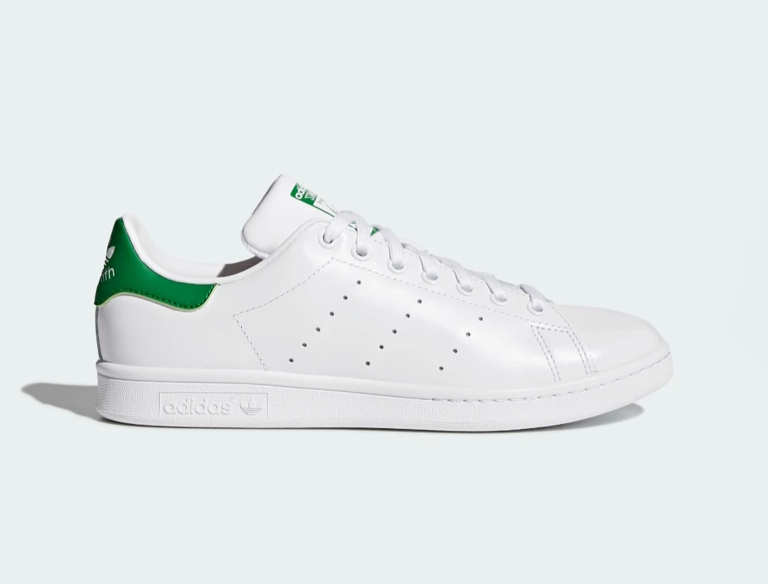 Des Basket blanche, pas forcément des stan mais chaussure blanche de pref