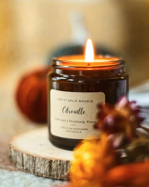 Citrouille. Bougie artisanale parfumée à la cire de soja naturelle.