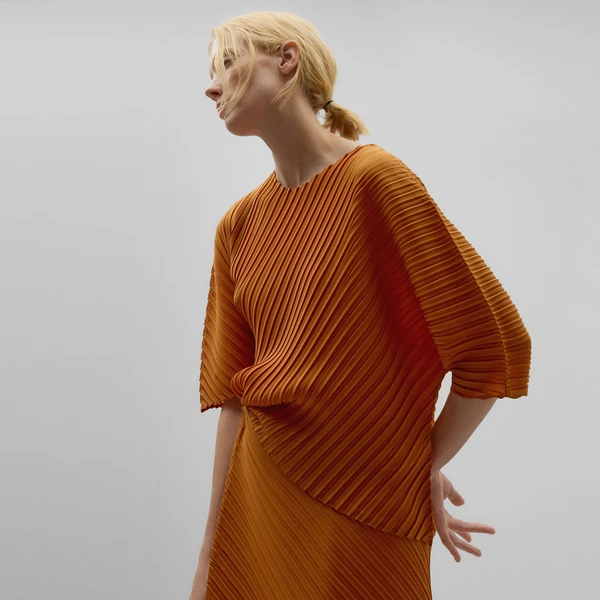 Haut asymétrique avec manches japonaises en tissu froissé