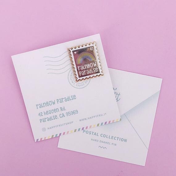 Pin&#39;s Timbre Postal - Bienvenue au Paradis - Arc en ciel