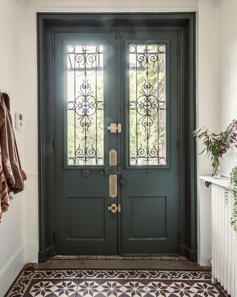 Atelier Devergne par Audrey Chamoret Devergne sur Instagram: "C’est reparti après un petit week-end en famille à la maison. Le bonheur réside souvent dans le simple fait d’être ensemble et de prendre du temps pour ceux qui nous entourent. Je pensais à ça hier justement, quand je me souviens de mes moments préférés de mon enfance c’est toujours cela qui revient : aller faire un tour de vélo en famille avec un pique nique, aller cueillir des jonquilles à l’arrivée du printemps, réaliser des décorations de Noël à la maison… Le plus beau cadeau qu’on peut offrir à nos enfants c’est du temps. Souvent ils demandent des choses et sont frustrés quand on leur dit non mais quand on passe du temps avec eux jamais ils ne penseront à demander quoi que ce soit. Ils seront simplement heureux. Je pense que de façon générale la plus grande richesse et sans doute la plus rare quand on est parent c’est le temps justement, qu’il soit pour nous ou ceux qu’on aime. Il ne faut pas en perdre une miette ! Pensez-y quand il vous vient l’envie de regarder votre téléphone le week-end. En réfléchissant 2 minutes, vous trouverez une occupation bien plus épanouissante pour vous et toute la famille. Bon lundi ! #maisonbourgeoise #viedemaman #viedefamille #mumpreneurs #maisondefamille #entreemaison #carreauxdeciment #maisonanciennerénovée #maisonancienne #charmedelancien #agencement #agencementinterieur #amenagementinterieur #homesweethome #decoratrice #decoratricedinterieur #decorationinterieure #architecturedinterieur #architectedinterieur #tipsdeco #inspideco"